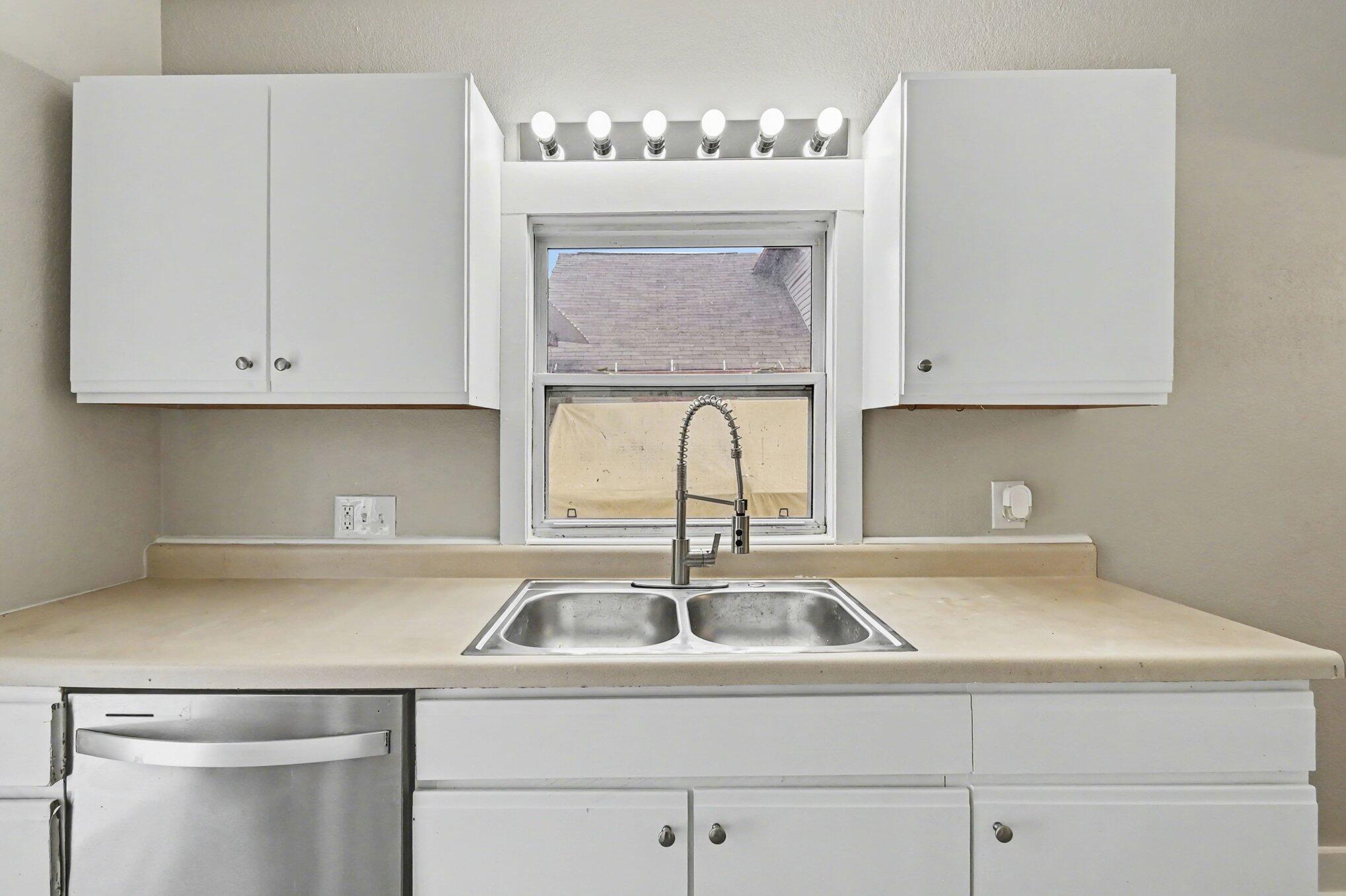 905 North Sycamore Street Lansing, MI 48906 - Photo 9 of 28 009_file_9861