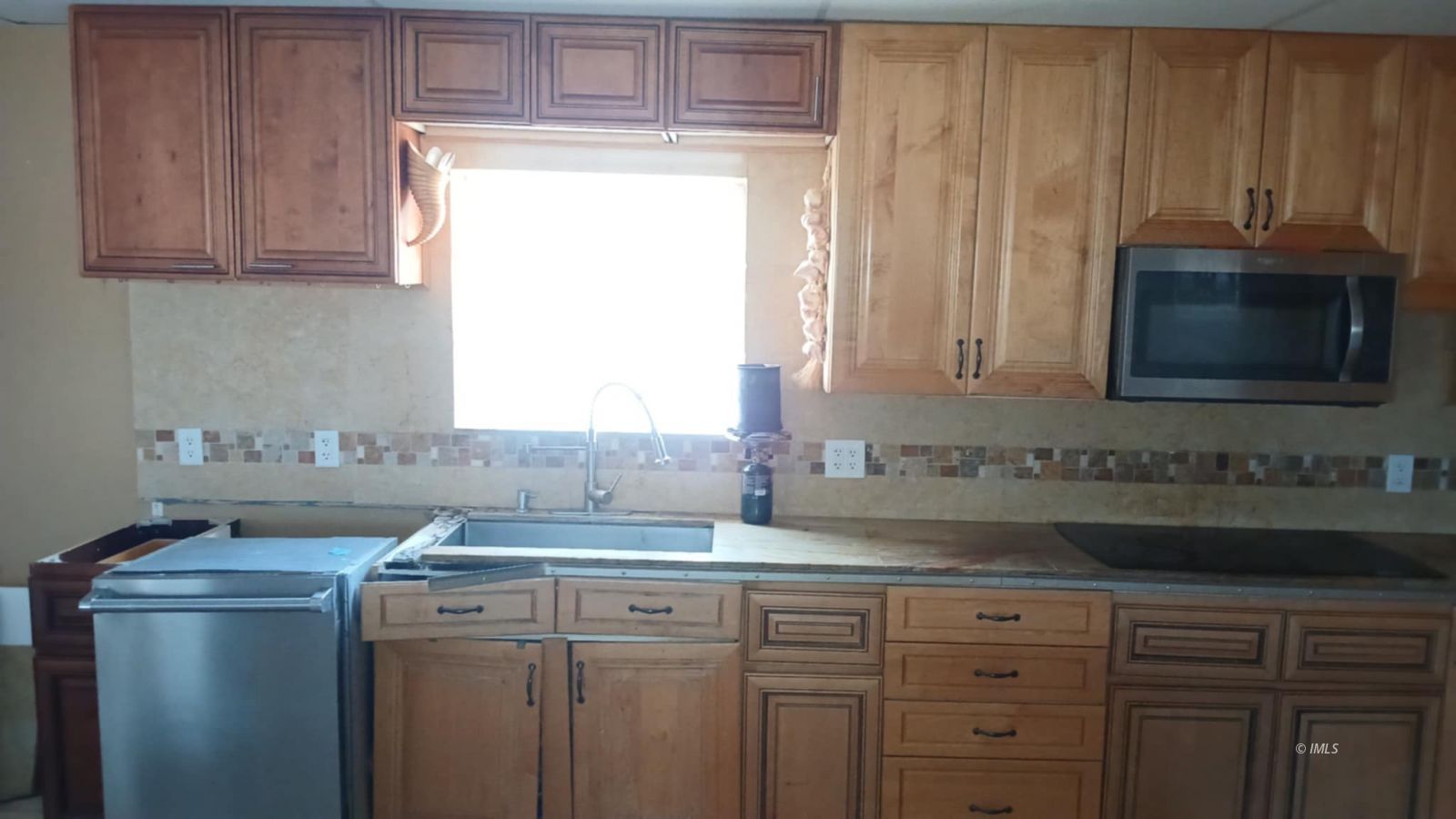 147 Agate Street Tecopa, CA 92389 - Photo 9 of 13 a kitchen with granite countertop a sink and a stove