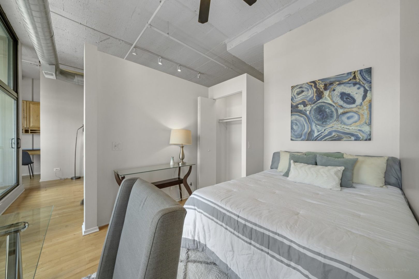 1530 South State Street, Unit 607 Chicago, IL 60605 - Photo 21 of 29 a bedroom with a bed and a painting on the wall