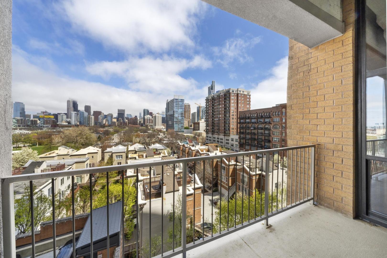 1530 South State Street, Unit 607 Chicago, IL 60605 - Photo 26 of 29 a view of a balcony with city view
