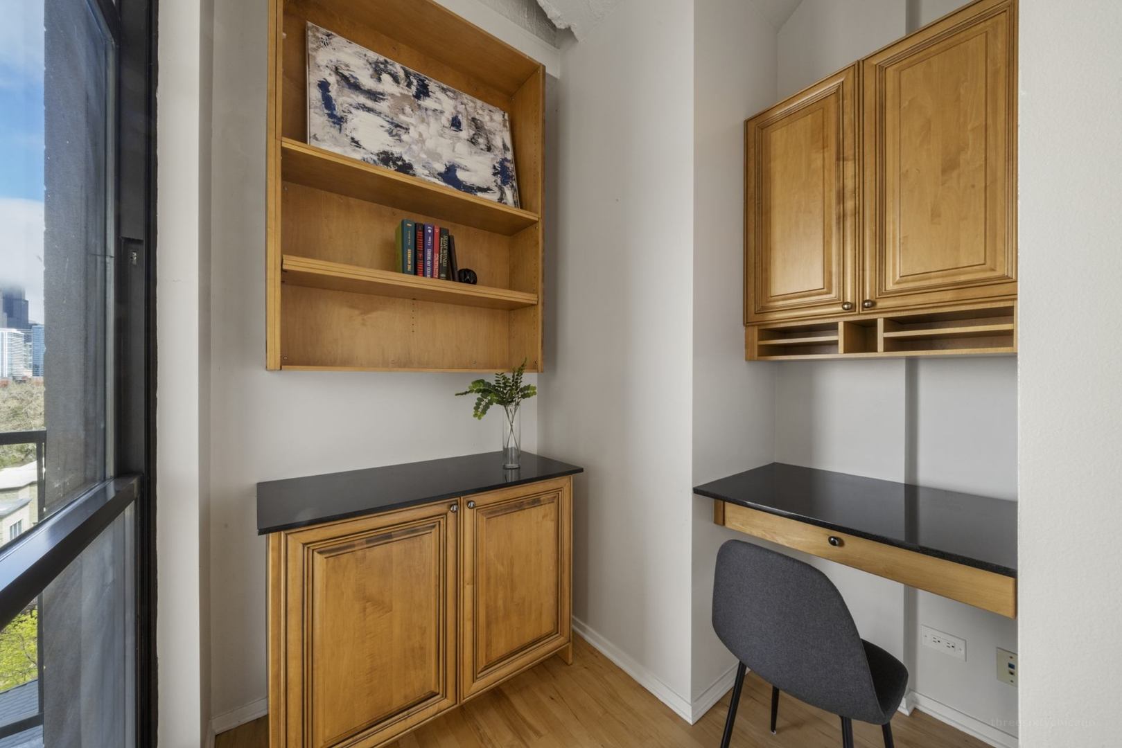 1530 South State Street, Unit 607 Chicago, IL 60605 - Photo 7 of 29 a hallway with table and flowerpot