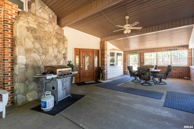 $575,000 | 6694 Shamrock Road, Tamaroa, IL 62888