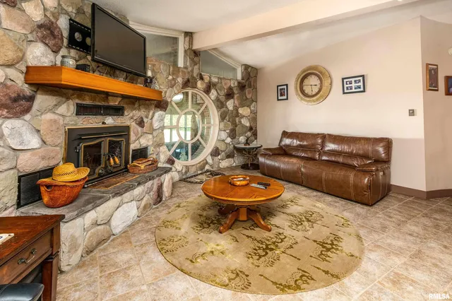 $575,000 | 6694 Shamrock Road, Tamaroa, IL 62888