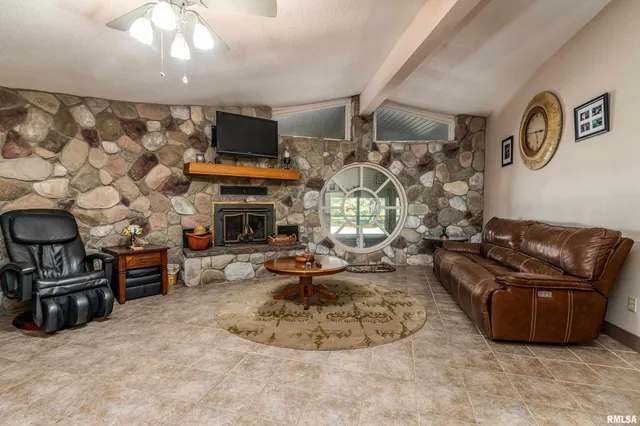 $575,000 | 6694 Shamrock Road, Tamaroa, IL 62888