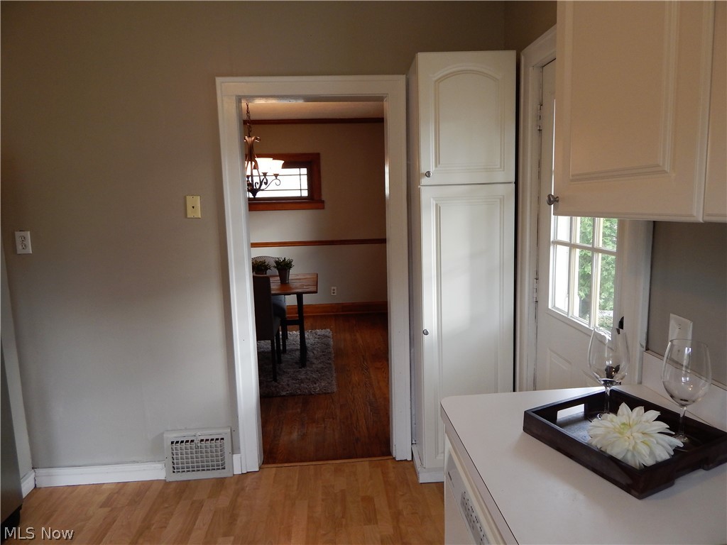 7501 Jameson Road Cleveland, OH 44129 - Photo 3 of 25