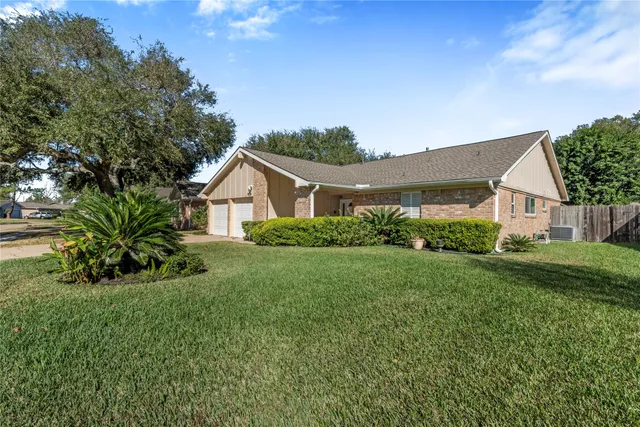 a view of a house with backyard and garden