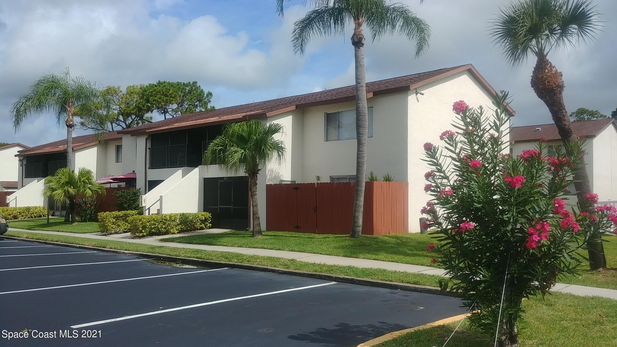 604 Ridge Club Drive, Unit 96 Melbourne, FL 32934 - Photo 2 of 17 a front view of a house with garden
