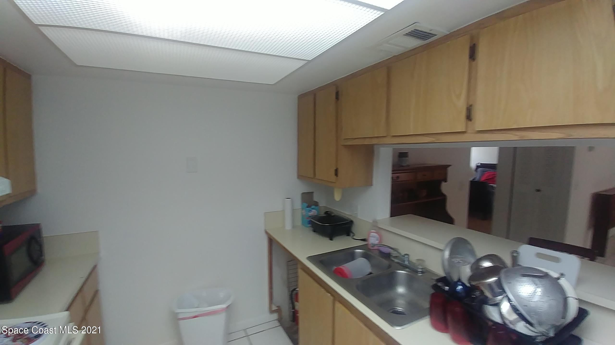 604 Ridge Club Drive, Unit 96 Melbourne, FL 32934 - Photo 11 of 17 a bathroom with a sink and a mirror