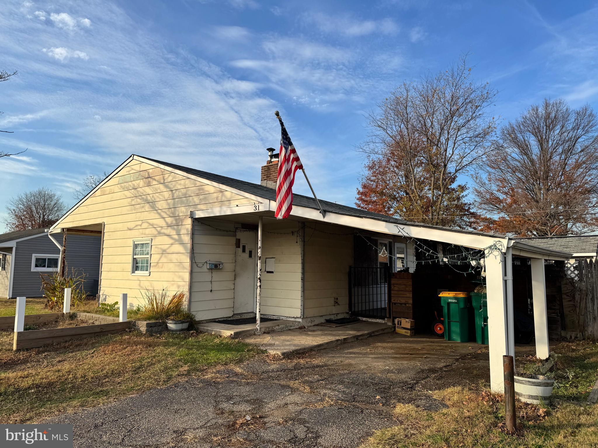 31 Swan Lane Levittown, PA 19055 - Photo 2 of 17 a backyard of a house