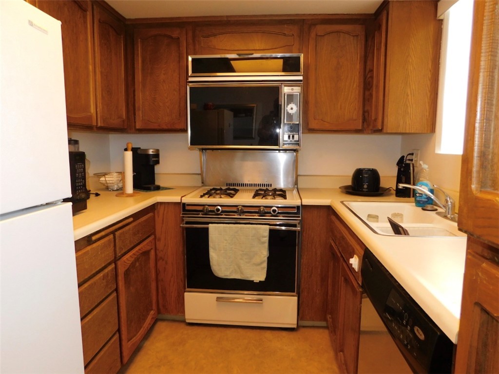 1190 Ramar Road, Unit 8 Bullhead City, AZ 86442 - Photo 7 of 24 Kitchen