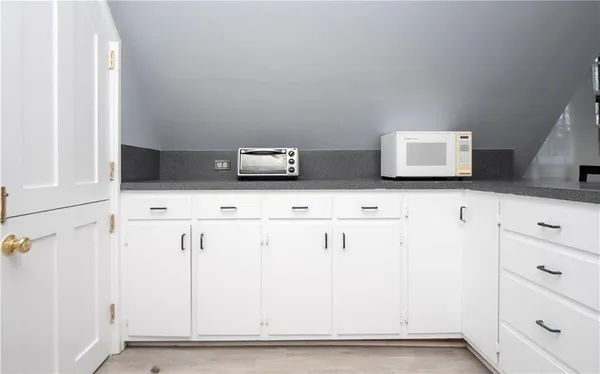 $2,200 | 438 Wolcott Avenue, Unit 6, Middletown, RI 02842