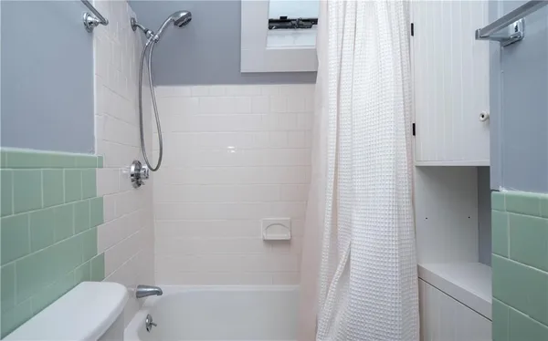 $2,200 | 438 Wolcott Avenue, Unit 6, Middletown, RI 02842