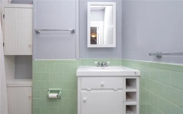 $2,200 | 438 Wolcott Avenue, Unit 6, Middletown, RI 02842