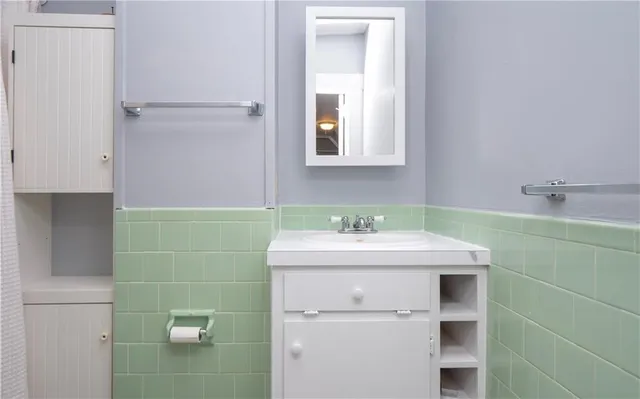 $2,200 | 438 Wolcott Avenue, Unit 6, Middletown, RI 02842