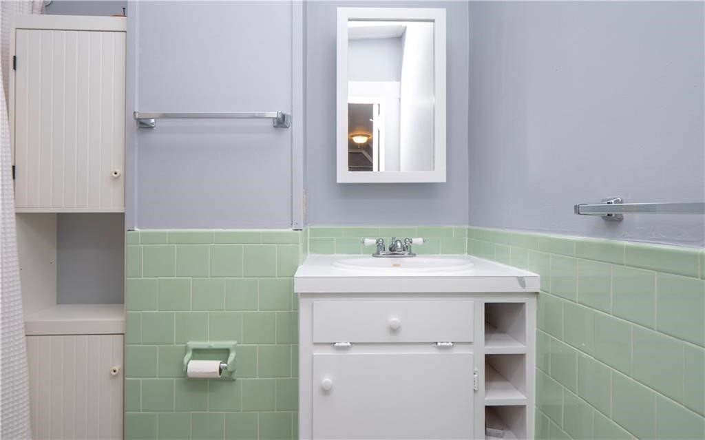 438 Wolcott Avenue, Unit 6 Middletown, RI 02842 - Photo 16 of 20