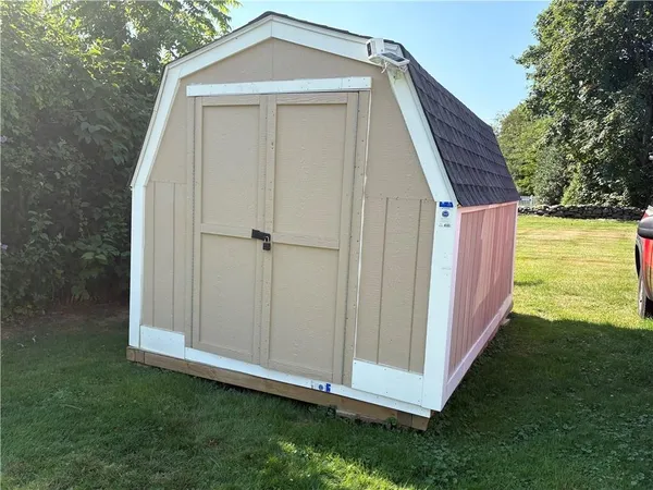 $2,200 | 438 Wolcott Avenue, Unit 6, Middletown, RI 02842