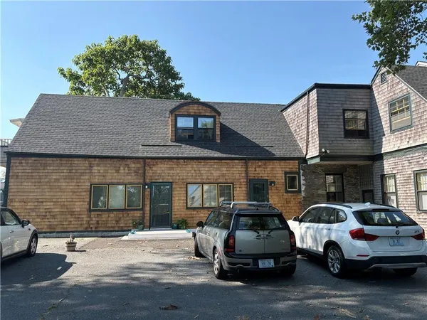 $2,200 | 438 Wolcott Avenue, Unit 6, Middletown, RI 02842