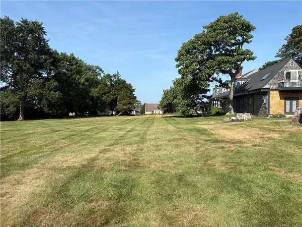 $2,200 | 438 Wolcott Avenue, Unit 6, Middletown, RI 02842