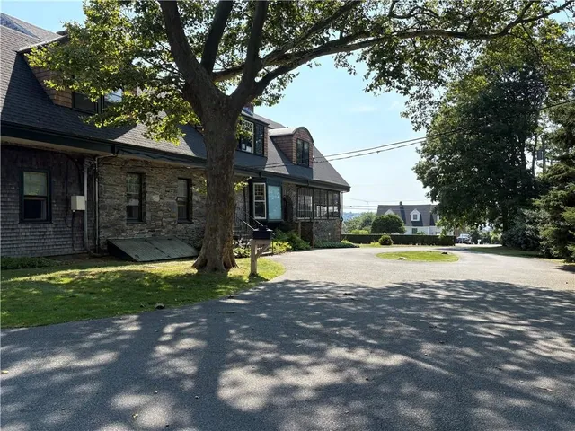 $2,200 | 438 Wolcott Avenue, Unit 6, Middletown, RI 02842