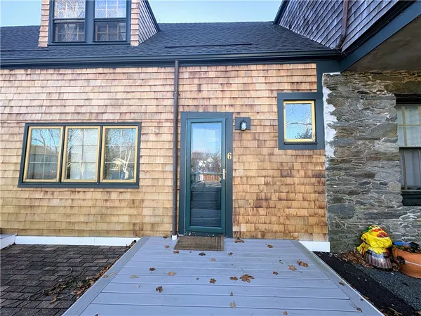 $2,200 | 438 Wolcott Avenue, Unit 6, Middletown, RI 02842