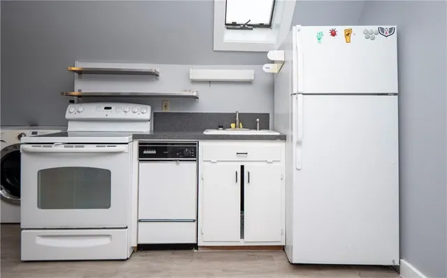 $2,200 | 438 Wolcott Avenue, Unit 6, Middletown, RI 02842