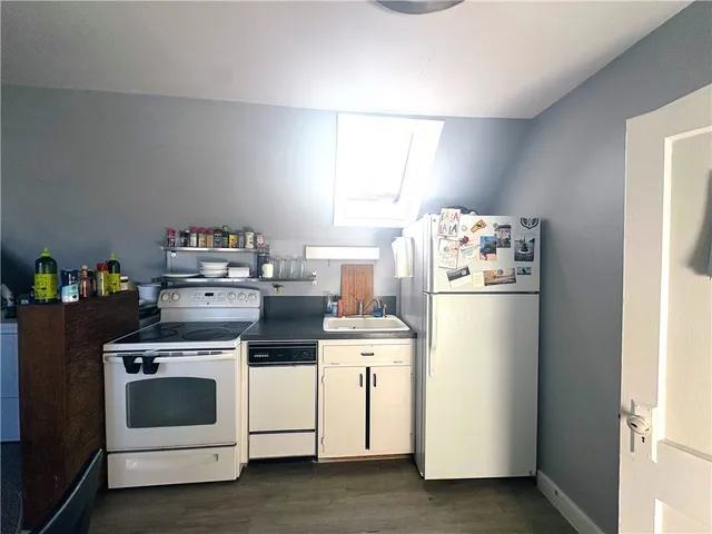 $2,200 | 438 Wolcott Avenue, Unit 6, Middletown, RI 02842