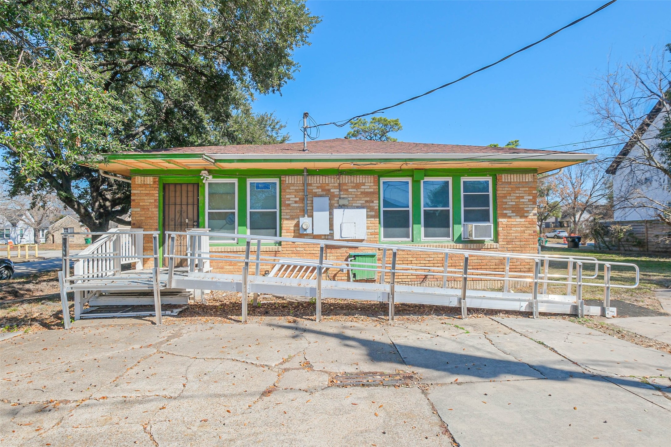 2802 Wheeler Avenue Houston, TX 77004 - Photo 15 of 20 front view of a house with a large window
