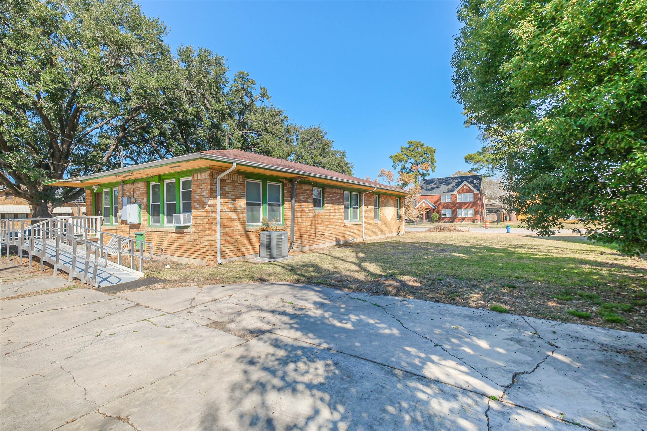 2802 Wheeler Avenue Houston, TX 77004 - Photo 16 of 20 a front view of a house with garden