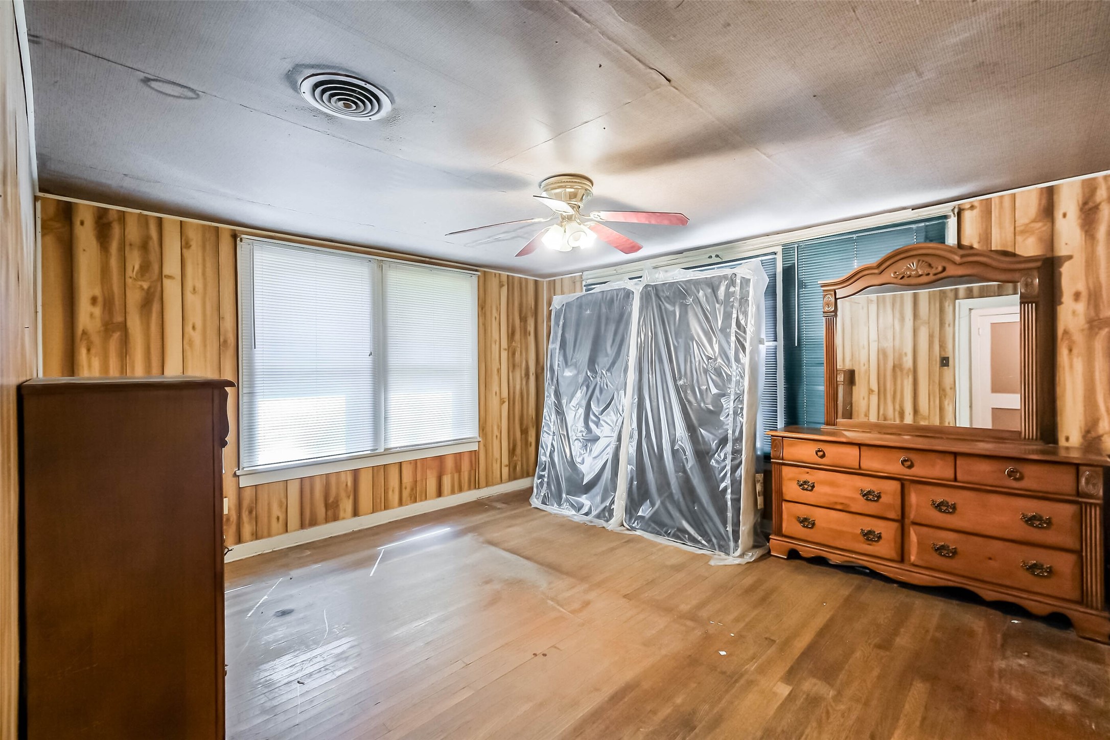 2802 Wheeler Avenue Houston, TX 77004 - Photo 9 of 20 a view of a livingroom with a furniture and a ceiling fan