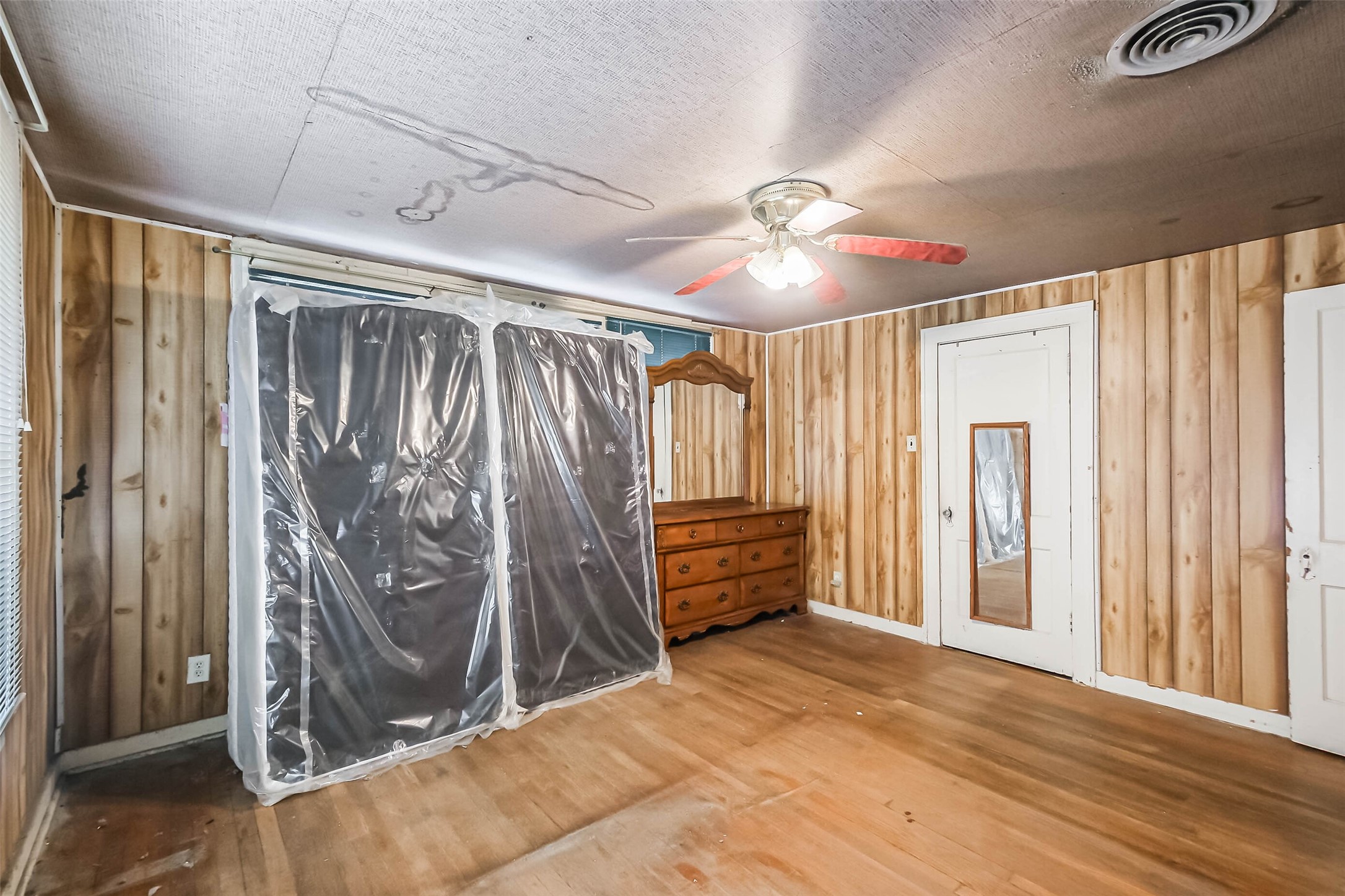 2802 Wheeler Avenue Houston, TX 77004 - Photo 10 of 20 a bedroom with a bed and a chandelier