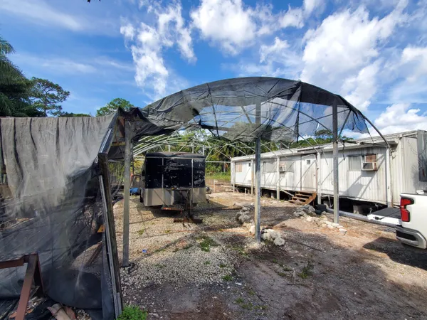 a view of a house with backyard