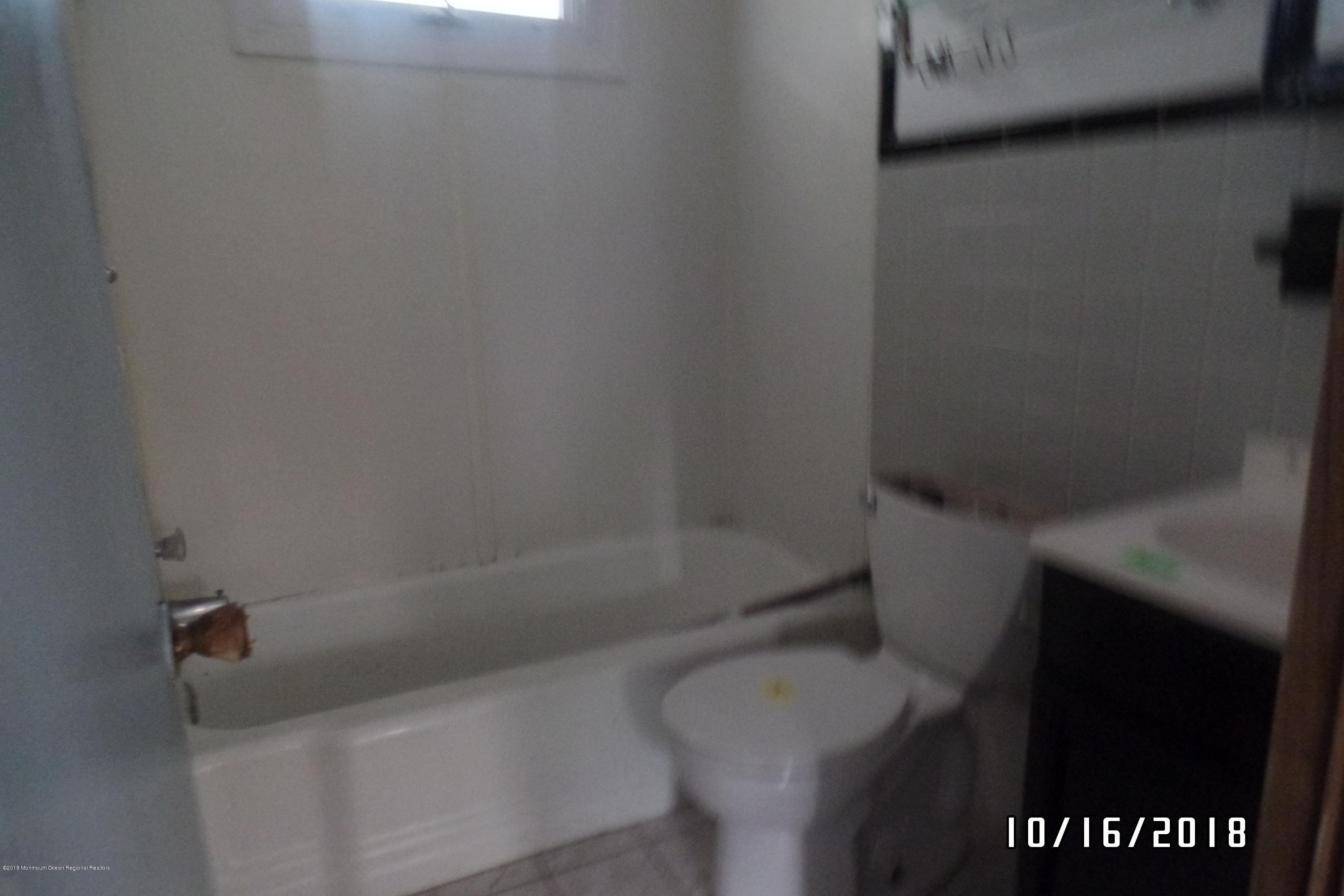 18 Littleworth Road Manahawkin, NJ 08050 - Photo 3 of 10 18 bath
