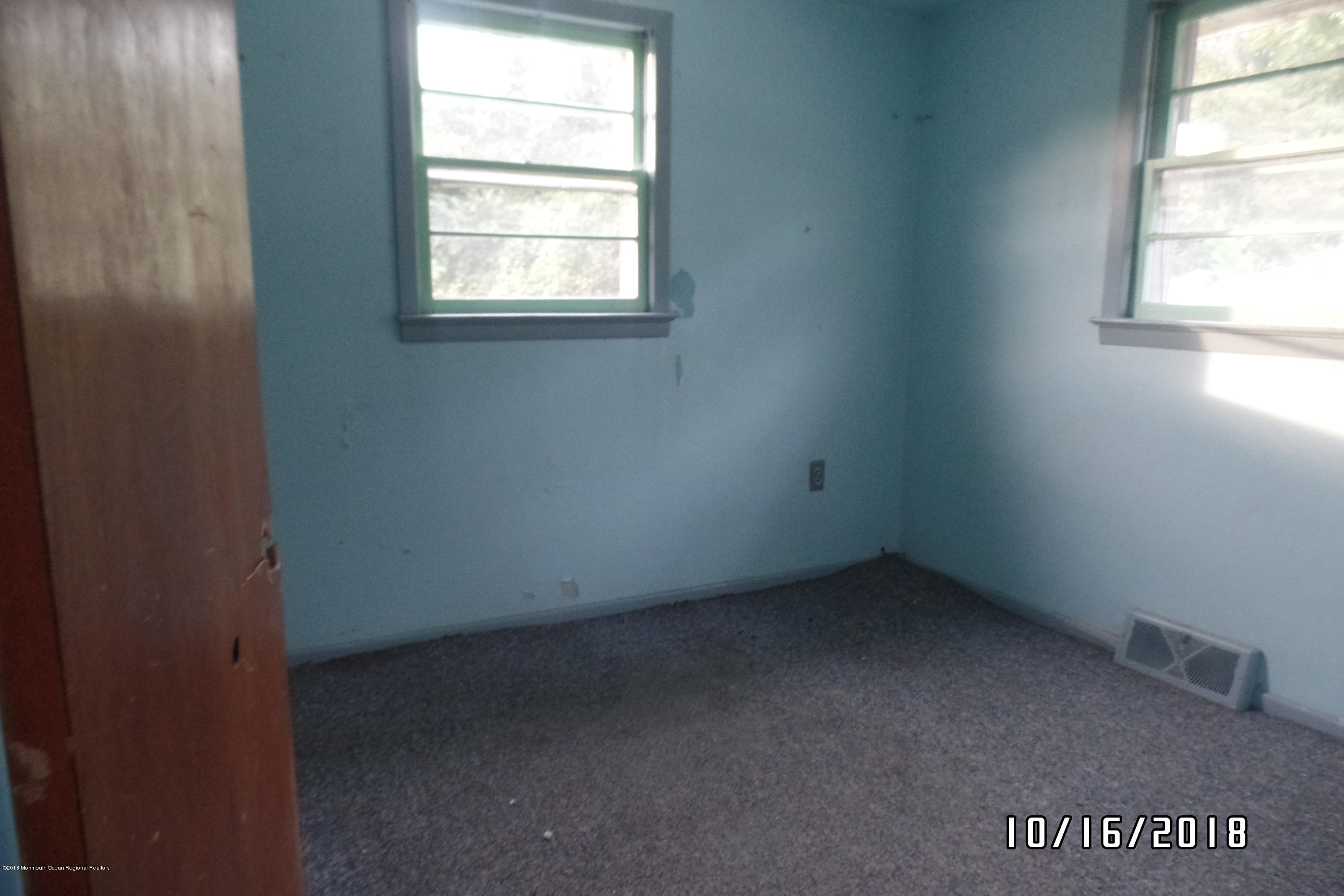 18 Littleworth Road Manahawkin, NJ 08050 - Photo 4 of 10 18 bed 1