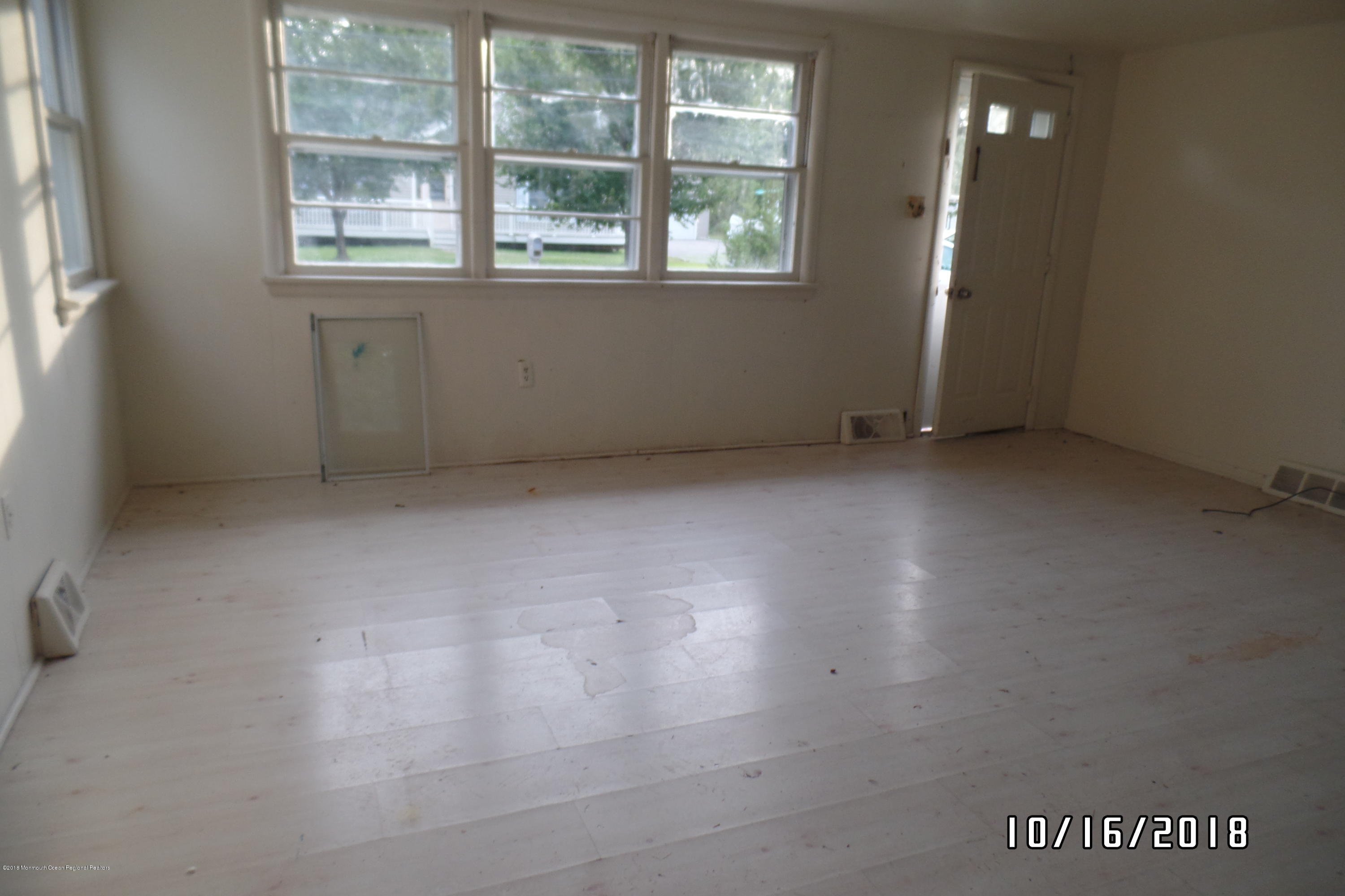 18 Littleworth Road Manahawkin, NJ 08050 - Photo 8 of 10 18 liv