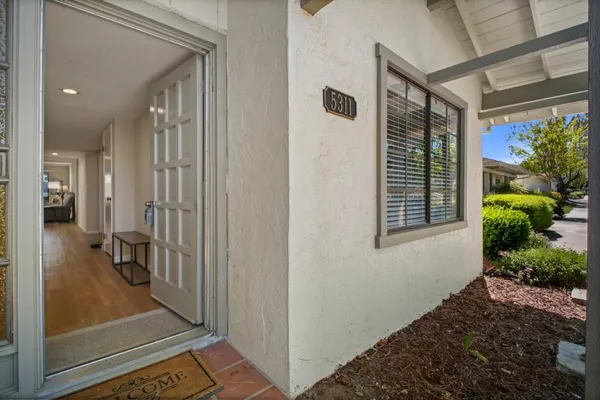 a view of entryway with livingroom and garden view