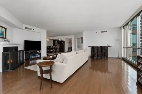 $1,375,000 | 21 East Huron Street, Unit 2803, Chicago, IL 60611