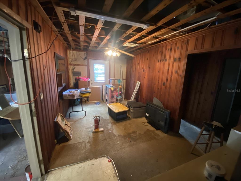 11708 Hills Road Seffner, FL 33584 - Photo 23 of 30 a view of a room with gym equipment