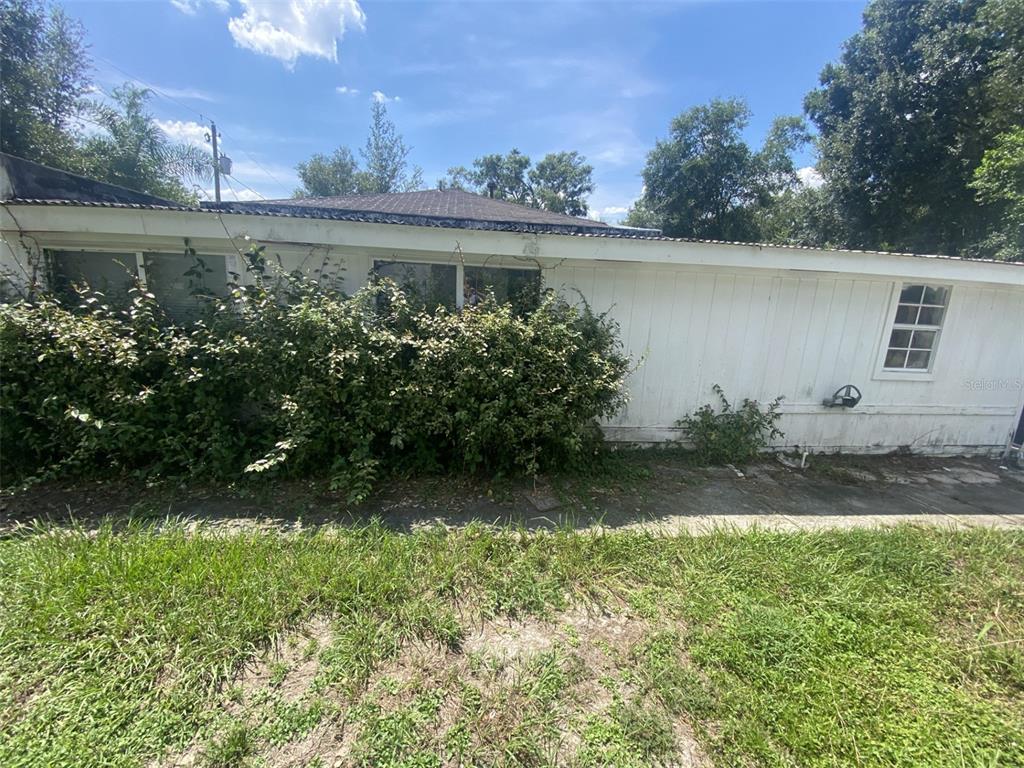 11708 Hills Road Seffner, FL 33584 - Photo 9 of 30 a view of a backyard of the house