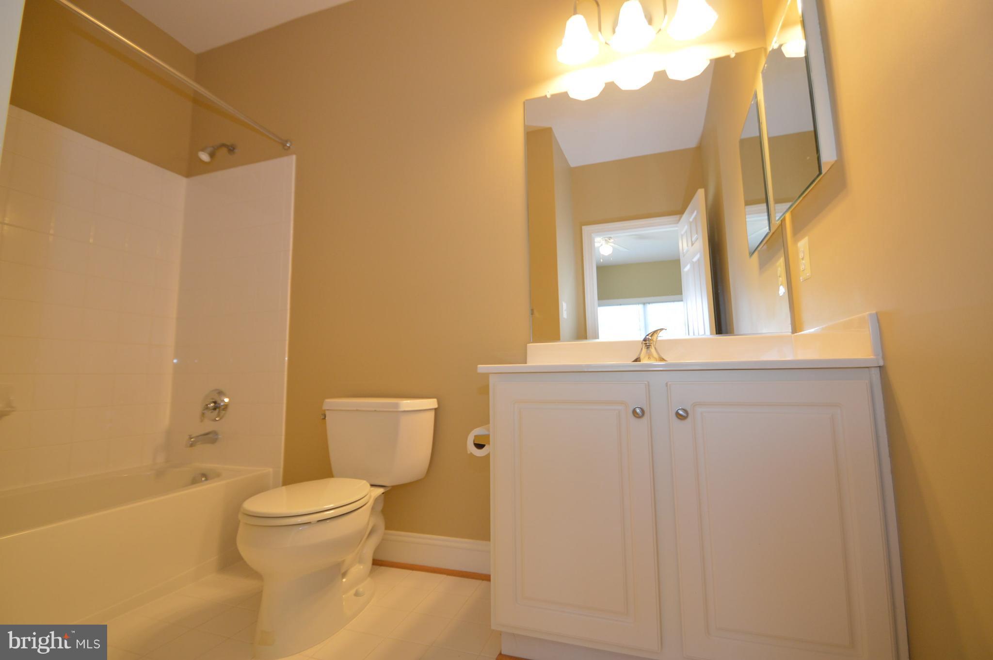43076 La Riva Drive Ashburn, VA 20148 - Photo 13 of 19 Bath