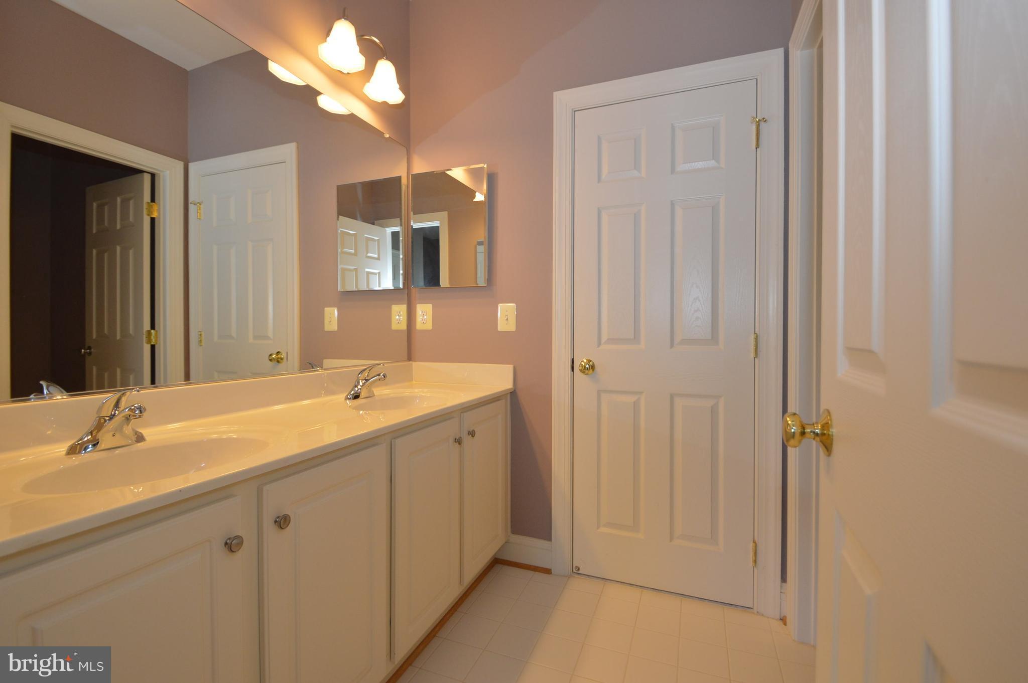 43076 La Riva Drive Ashburn, VA 20148 - Photo 16 of 19 Bath