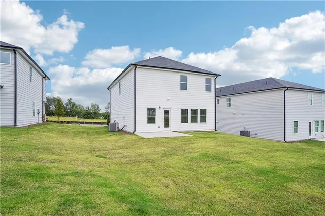 a view of a house with backyard