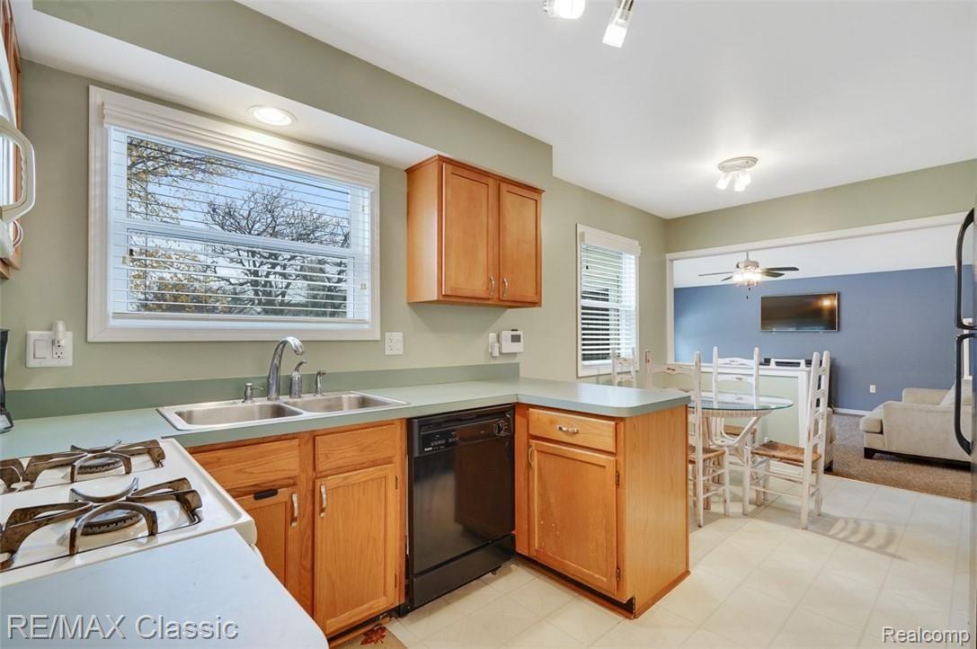 45070 Prestbury Road Canton, MI 48187 - Photo 6 of 22 dsc02846-dsc02848.jpg