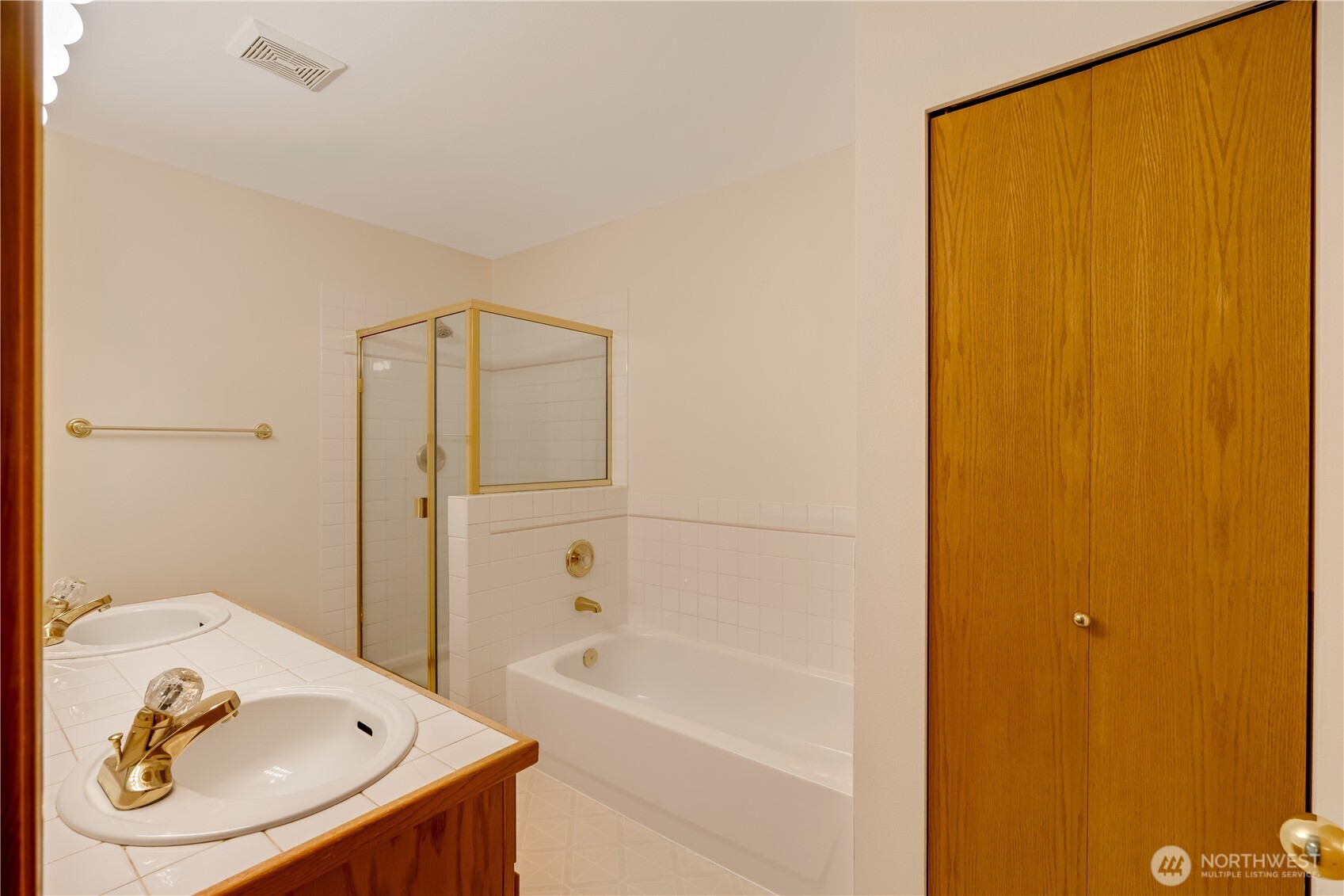 15606 Cascadian Way Bothell, WA 98012 - Photo 18 of 36 a bathroom with a sink and a bathtub