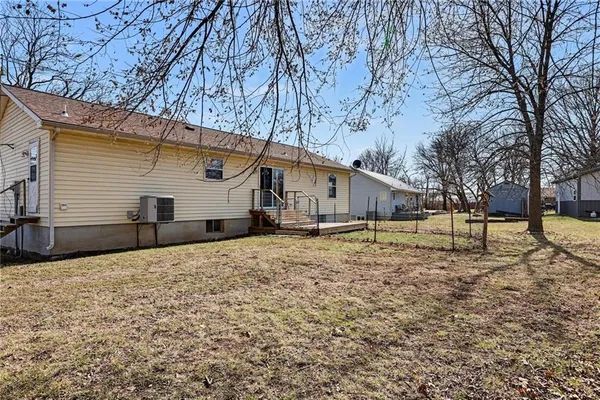 $325,000 | 69 Lakeview Lane, Linn Valley, KS 66040