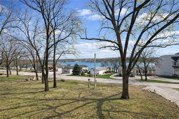 $325,000 | 69 Lakeview Lane, Linn Valley, KS 66040