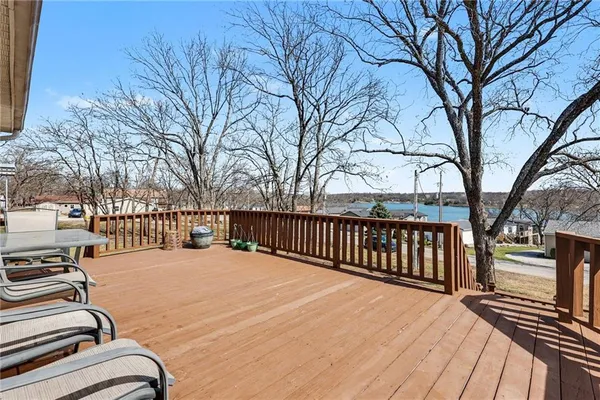 $325,000 | 69 Lakeview Lane, Linn Valley, KS 66040