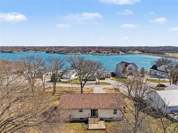 $325,000 | 69 Lakeview Lane, Linn Valley, KS 66040