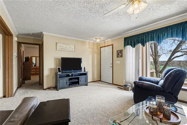 $325,000 | 69 Lakeview Lane, Linn Valley, KS 66040