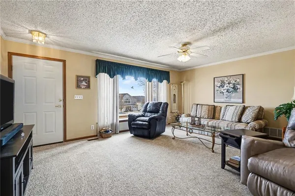 $325,000 | 69 Lakeview Lane, Linn Valley, KS 66040