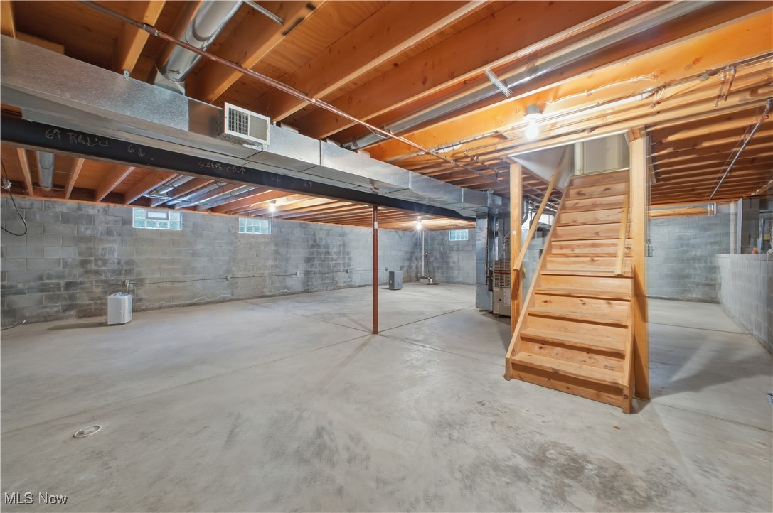 197 Mathews Road, Unit B Youngstown, OH 44512 - Photo 23 of 37 Below grade area with stairs